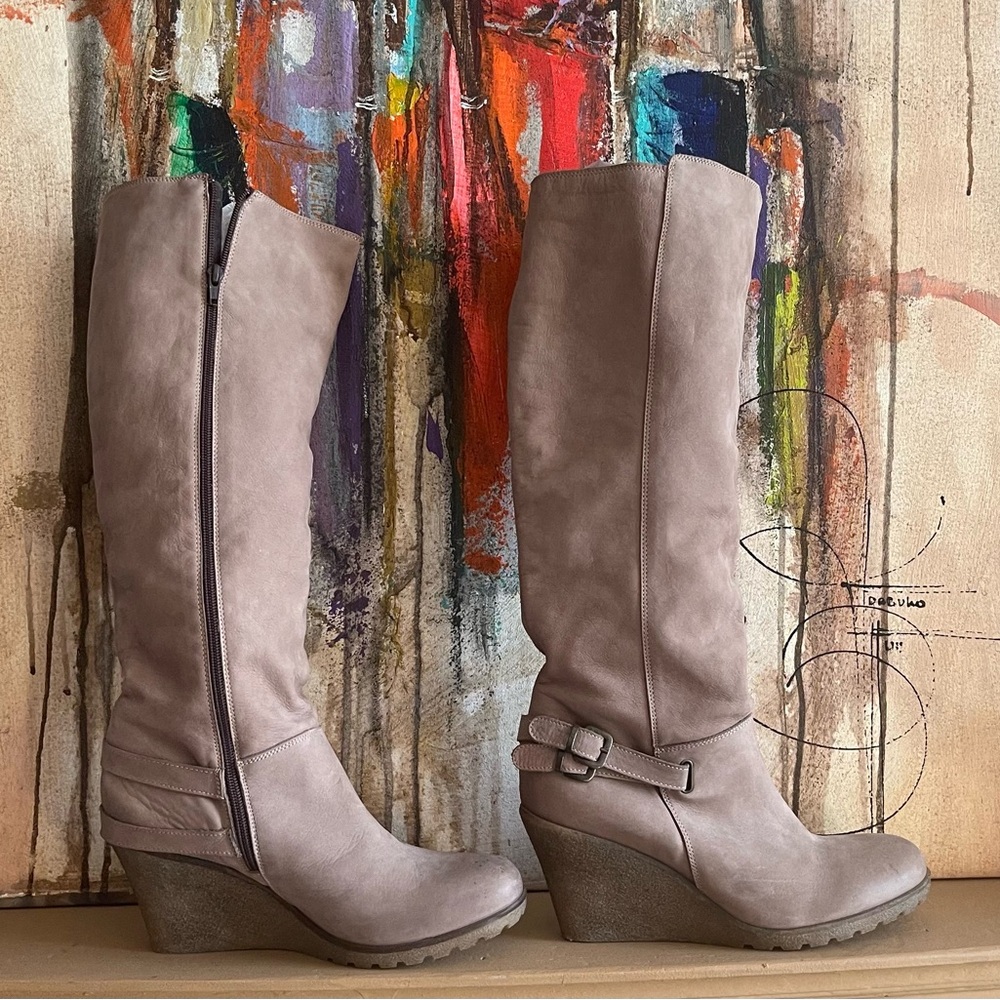 Knee-high leather boot